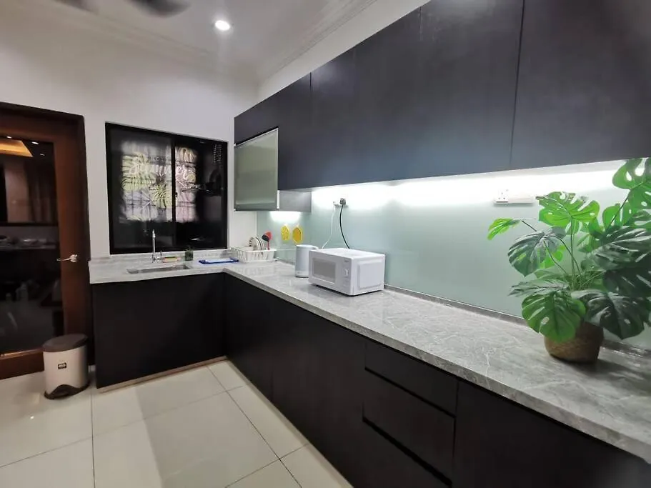 Permas 14Min To Midvalley 10Pax Wifi Tv Box 4Broom Johor Bahru
